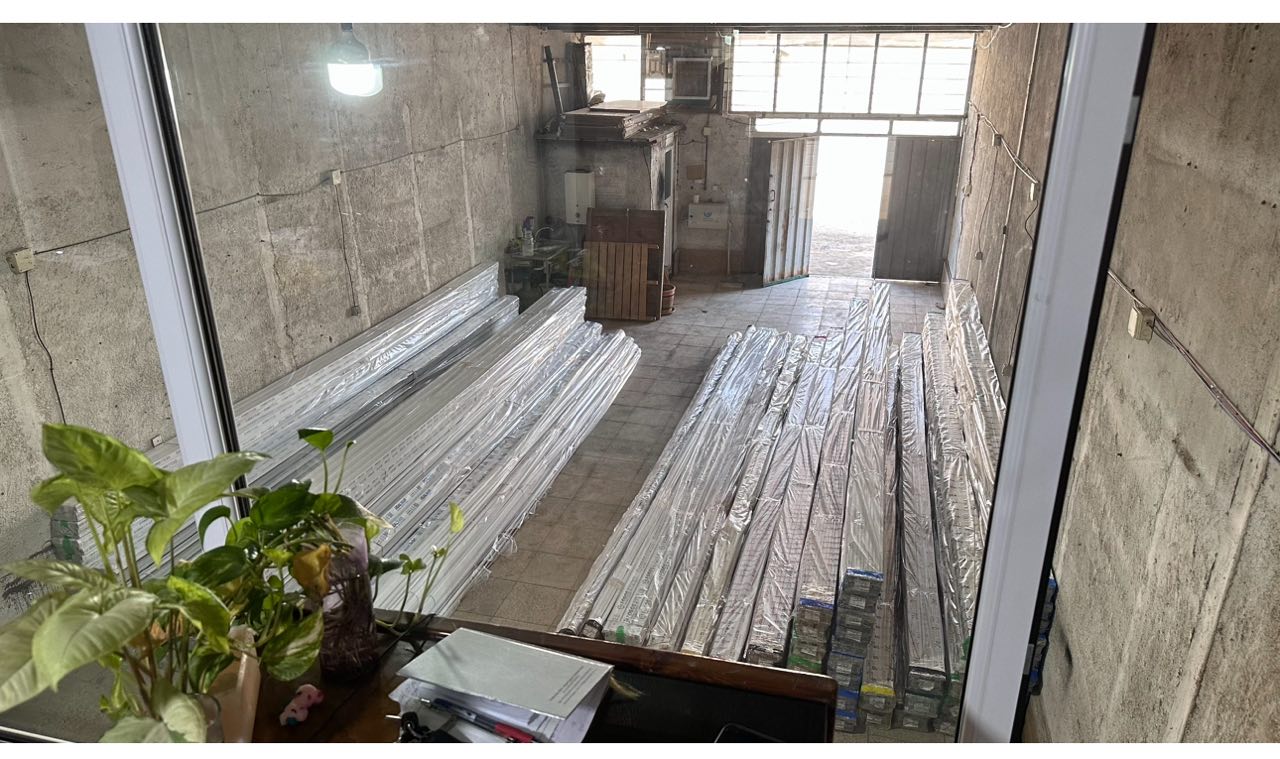 تصویری از انبار تهران